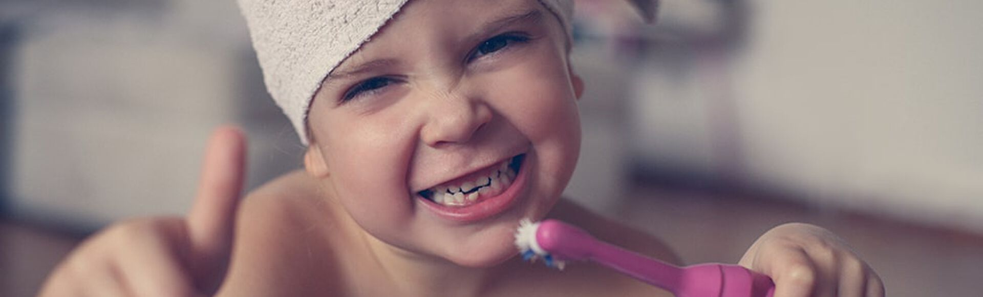 Niña pequeña se lava los dientes