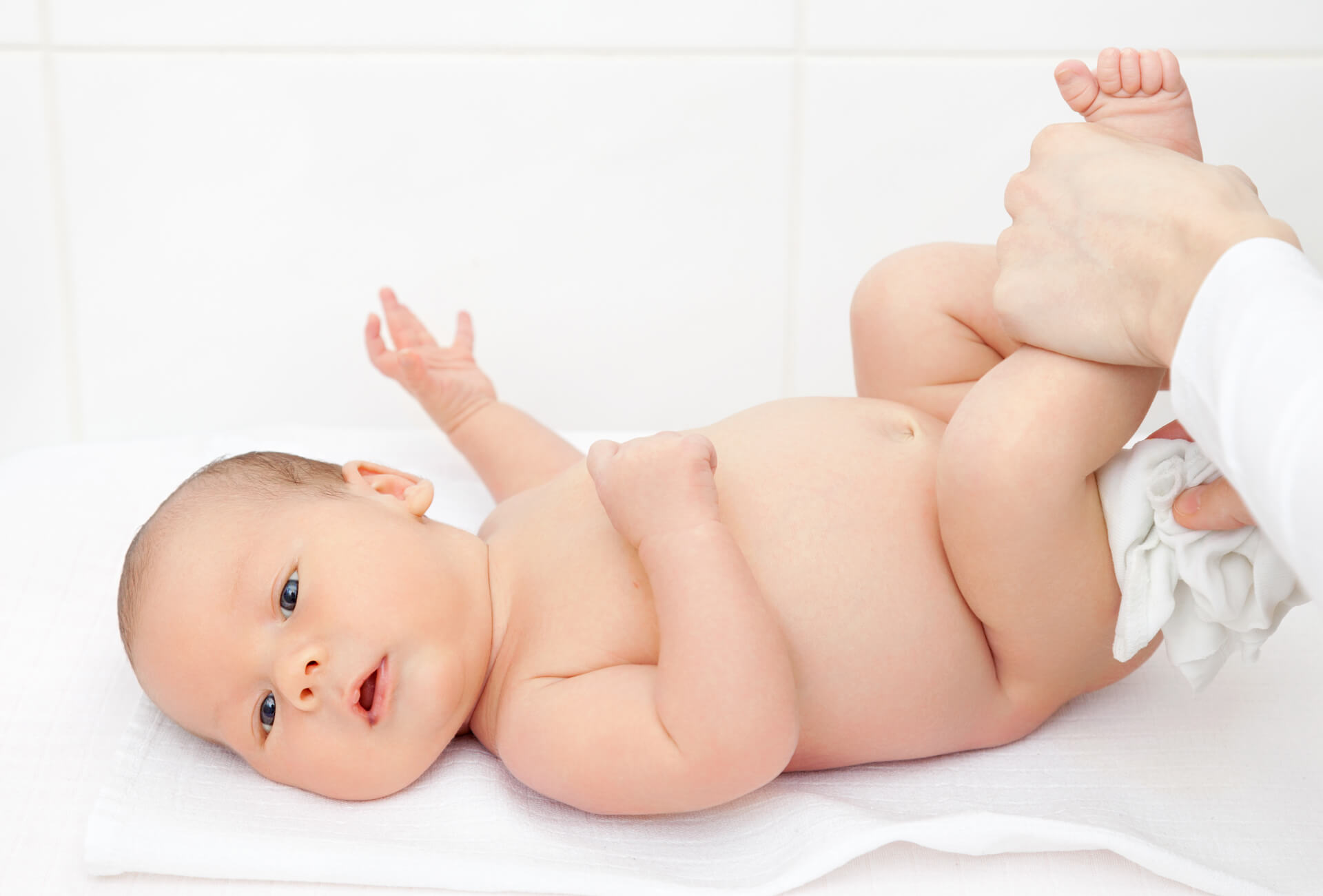 Si ves unas manchas de color rojo intenso en la zona de las nalguitas del bebé, es probable que estés frente a un caso de dermatitis del pañal. Pero ¿qué es?
