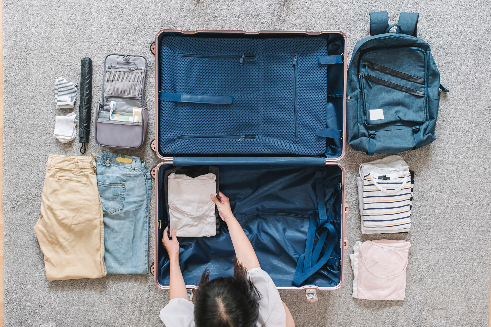 Ya sea que te tomes unas largas vacaciones o hagas un pequeño viaje de fin de semana con tu bebé, hay algunos artículos que no pueden faltar en tu equipaje. Te decimos cuáles son.