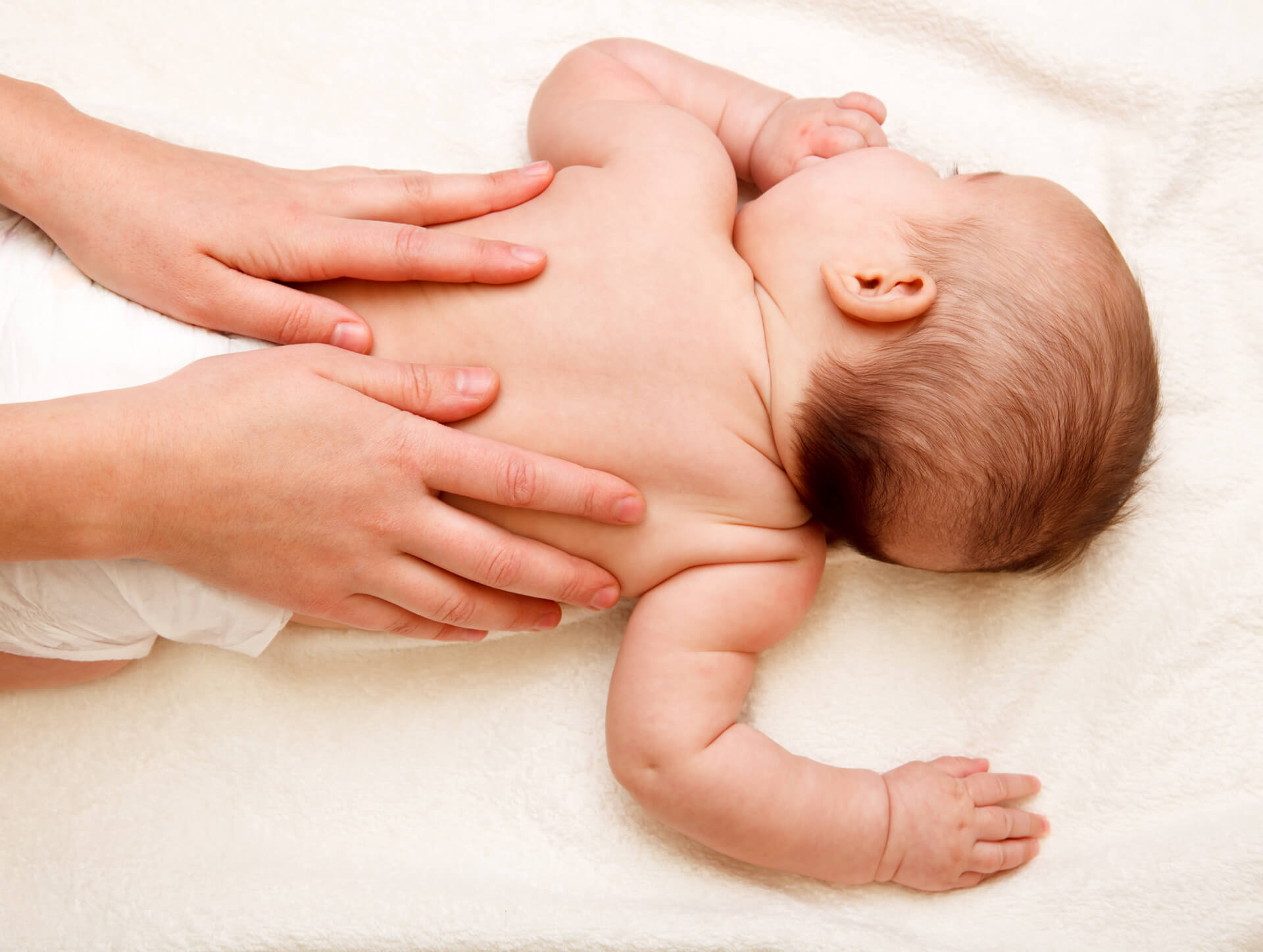 5 consejos sacar gases de tu bebé | Abrazos