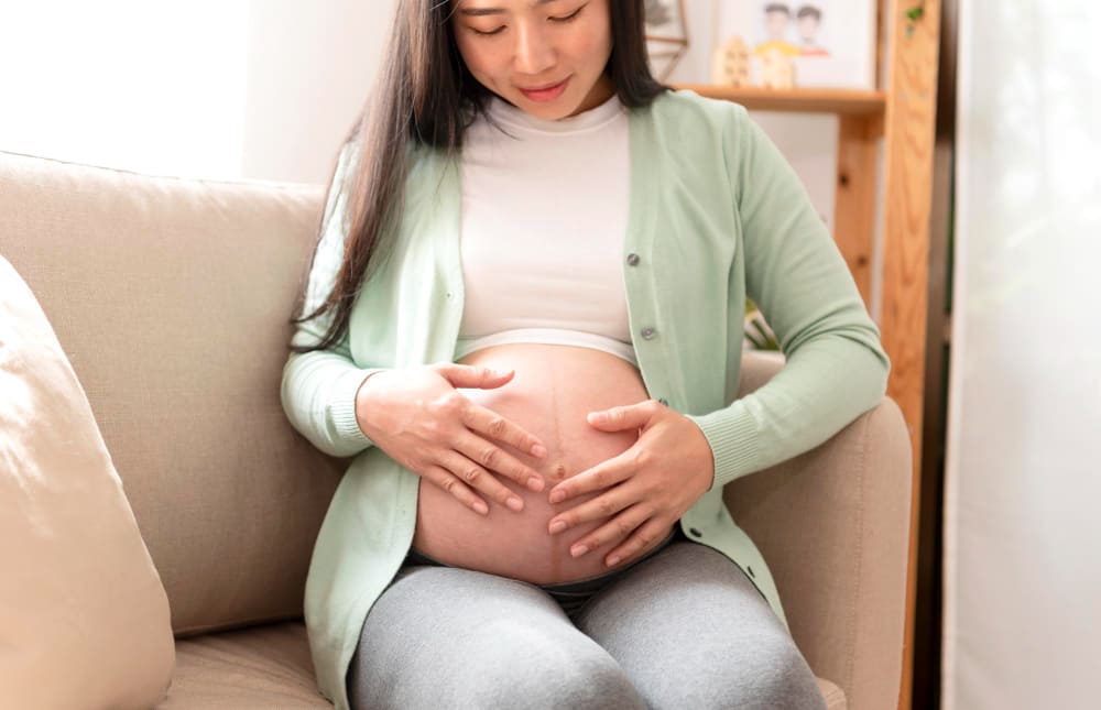 mujer embarazada acariciando su panza